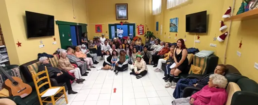 Parranda de estudiantes del Instituto canta villancicos en el Centro de Día de Cáritas en La Piterita